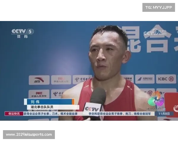 老将刘伟赛后亲吻拳台瞬间,深情告别感动全场 老将刘伟赛后亲吻拳台瞬间,深情告别感动全场